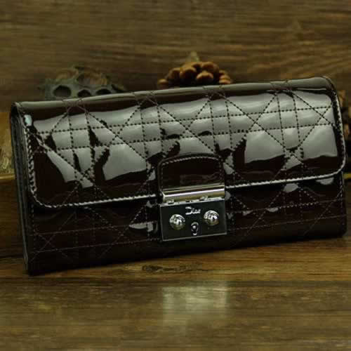 Replica dior watchReplica dior handbags onlineReplica price of miss dior handbag.